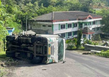 Salah Navigasi, Truk Bermuatan Berat Tak Kuat Nanjak dan Terguling di Ngwolo Magetan