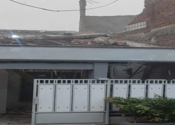 Karanganyar Dilanda Hujan & Angin, Warga Selamat Nyaris Tertimpa Rumah Roboh