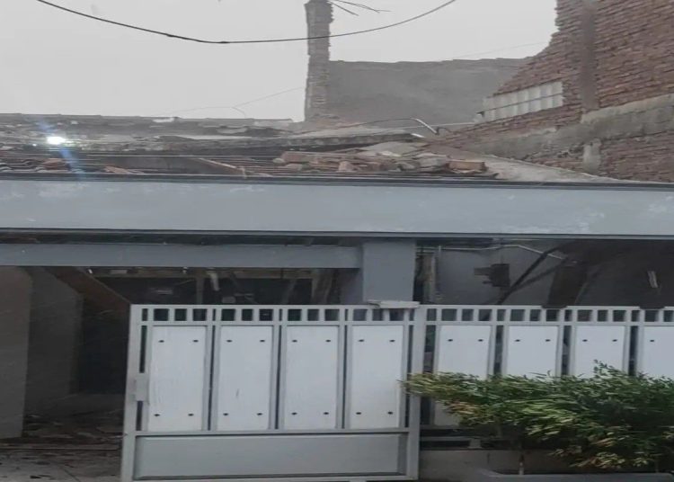 Karanganyar Dilanda Hujan & Angin, Warga Selamat Nyaris Tertimpa Rumah Roboh