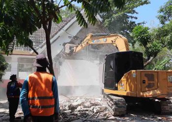 13 Bangunan di Sempadan Sungai Magetan Dibongkar, Termasuk Hotel Maospati Indah