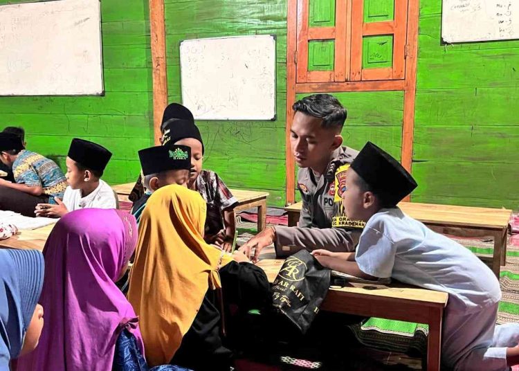 Wujud Kepedulian, Polisi Kradenan Sambang Tempat Mengaji Anak Anak di Grobogan