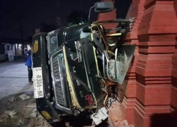 Diduga Sopir Mengantuk, Truk Pasir Terguling dan Timbun Gapura SD di Mojokerto