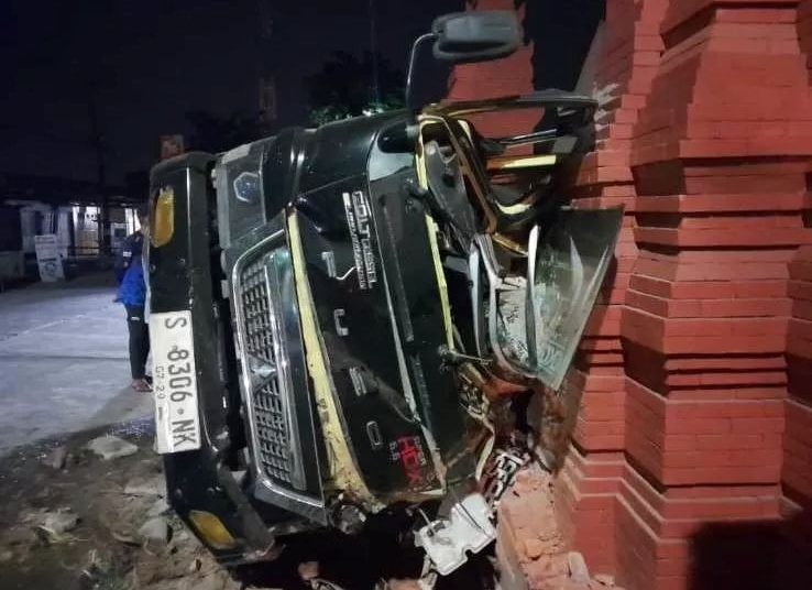 Diduga Sopir Mengantuk, Truk Pasir Terguling dan Timbun Gapura SD di Mojokerto