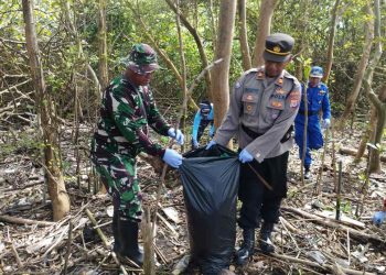 Aksi Bersih Pantai Baros, Polsek Kretek Buktikan Peduli Lingkungan