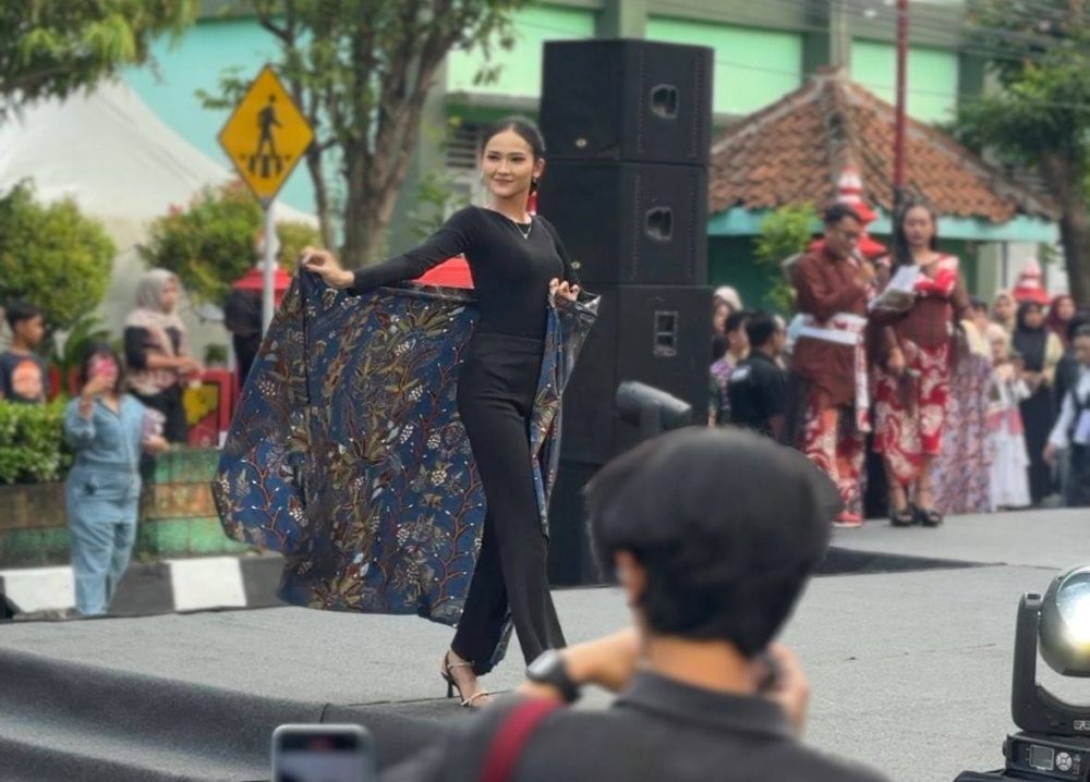 Fashion Show Jalanan Meriahkan Hari Jadi Gunungkidul dan Hari Batik