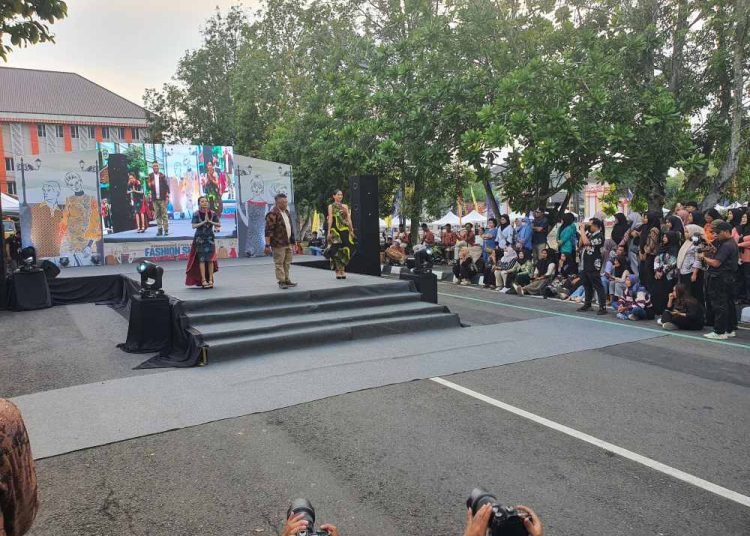 Fashion Show Jalanan Meriahkan Hari Jadi Gunungkidul dan Hari Batik