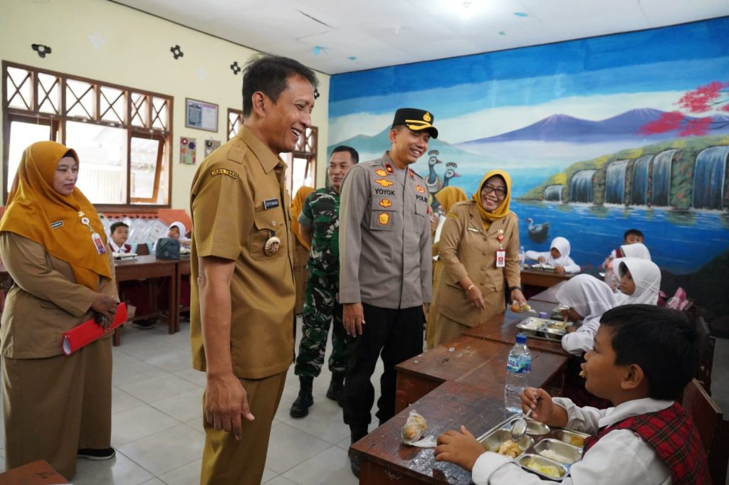 Tinjau Program MBG, Bupati Bojonegoro Puji Antusiasme Siswa SD Kadipaten