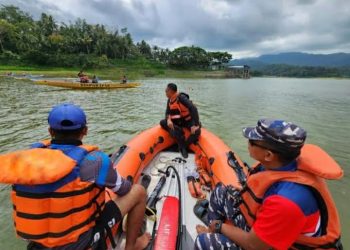 Perahu Terbalik Diterjang Ombak, Satu Nelayan Hilang di Laut Pacitan