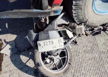 Ngebut di Exit Tol Pasuruan, Pemotor Tabrak Truk hingga Terlindas