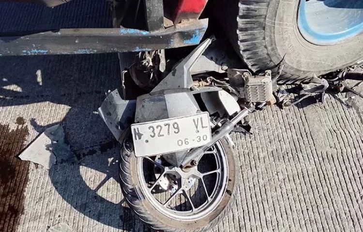 Ngebut di Exit Tol Pasuruan, Pemotor Tabrak Truk hingga Terlindas