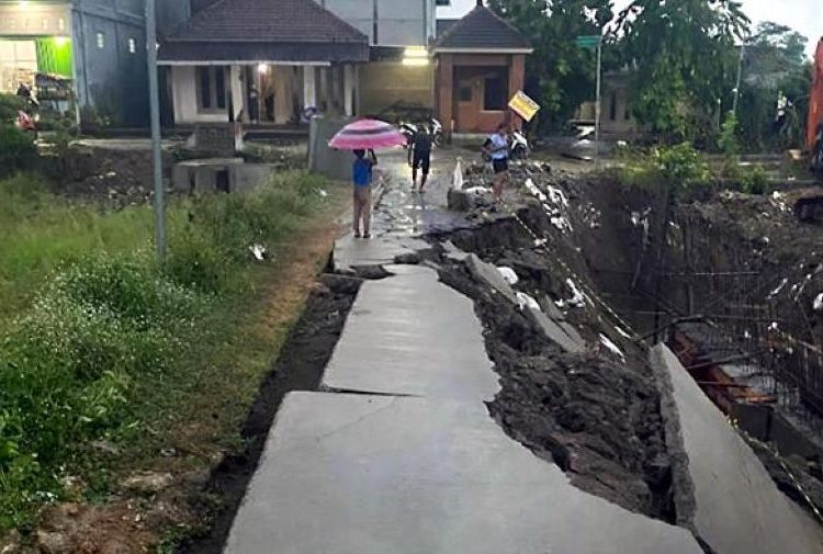 Jalan Cor Beton di Jombang Ambles Diterjang Longsor, Akses Antar Dusun Lumpuh