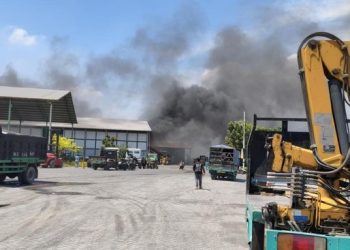 Gudang PT Merak Jaya Beton Sidoarjo Terbakar, Enam Ledakan Bikin Panik!