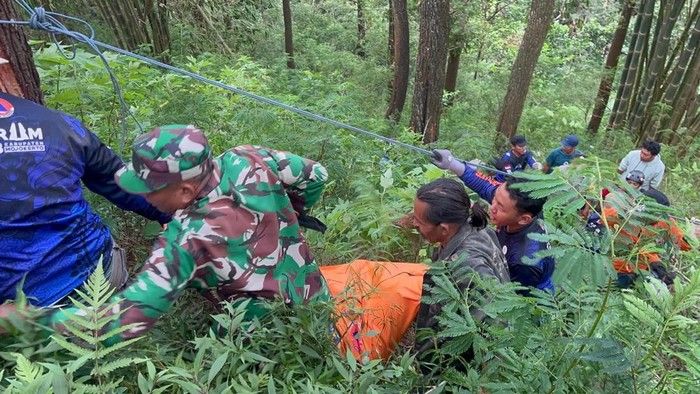 Ngeri! Mobil Jenis MPV dari Surabaya Masuk Jurang di Pacet-Cangar, 2 Orang Tewas