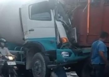 Remuk! Truk Molen Tabrak Truk Gandeng Mogok di Jalan Pasuruan–Purwosari