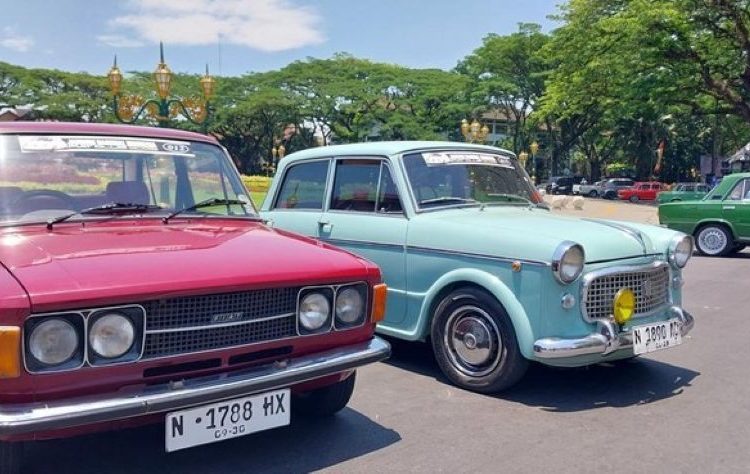 Ratusan Mobil Fiat Lawas Ramaikan Jambore Nasional di Kota Malang
