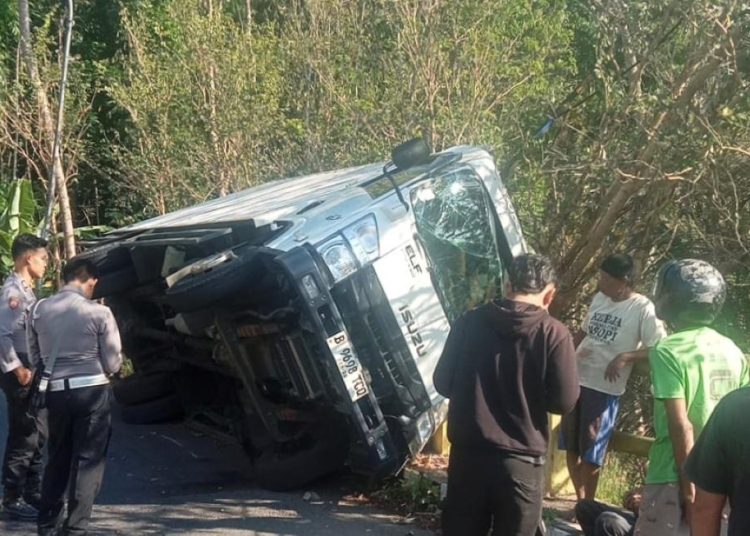 Diduga Hindari Kendaraan Tak Dikenal, Truk Bok Terguling di