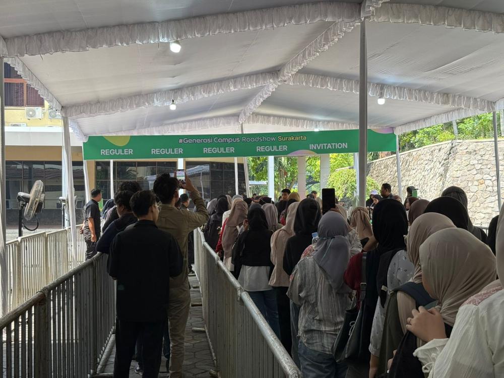 Auditorium UNS Penuh Sesak, “Dialog Generasi” Diserbu Mahasiswa