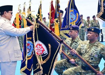 Prabowo Anugerahkan Bintang Kehormatan & Saksikan Demo Laut TNI AL di Teluk Jakarta