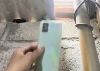 Heboh! HP di Atas Toilet Kos Gresik Ternyata Dipakai Intip Wanita Mandi