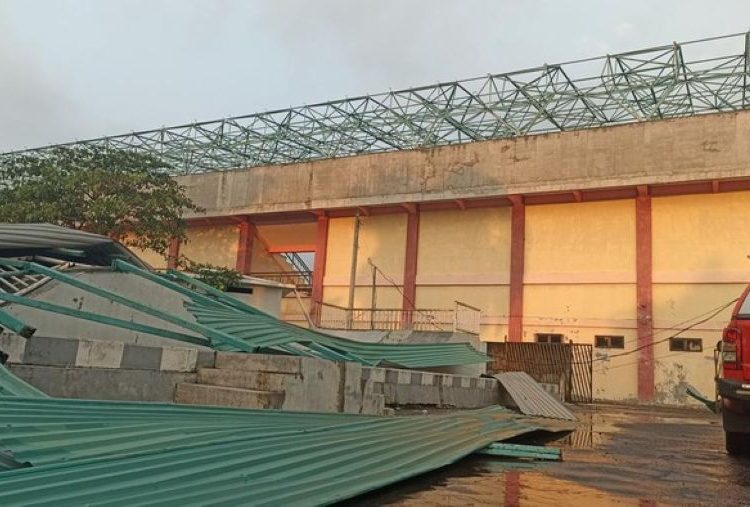 Angin Kencang Porak-porandakan Atap Stadion di Blitar, Suara Gemuruh Bikin Kaget!