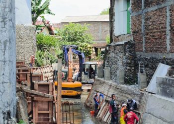 Proyek Normalisasi Kali Gempol Kota Madiun Diduga Langgar Aturan K3 dan Tanpa Papan Informasi