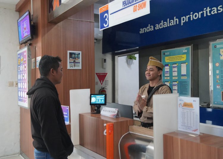 KAI Daop 7 Madiun Semarakkan Hari Pahlawan dengan Nuansa Pejuang di Stasiun Madiun