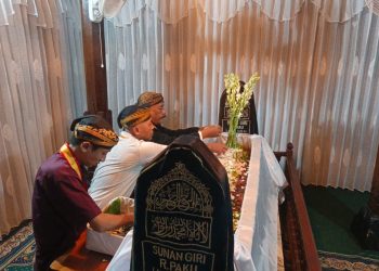 PB XIV Titahkan Ziarah Perdana ke Makam Sunan Giri