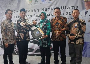 Bupati Madiun Serahkan Hadiah Program Simarmas : Menabung Jadi Kebiasaan, Hadiah Jadi Motivasi