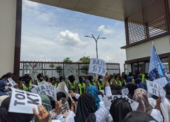 Demo Buruh Rokok Bojonegoro Tolak Draf Perda KTR: “Kami Bukan Anti Aturan, Tapi Realistis Dong!”