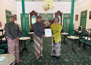 Utusan Resmi Kraton Surakarta Serahkan Undangan Jumenengan PB XIV kepada Sultan HB X