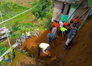 Sinergi Polres dan Warga Wonosobo Bersihkan Longsor di Surengede