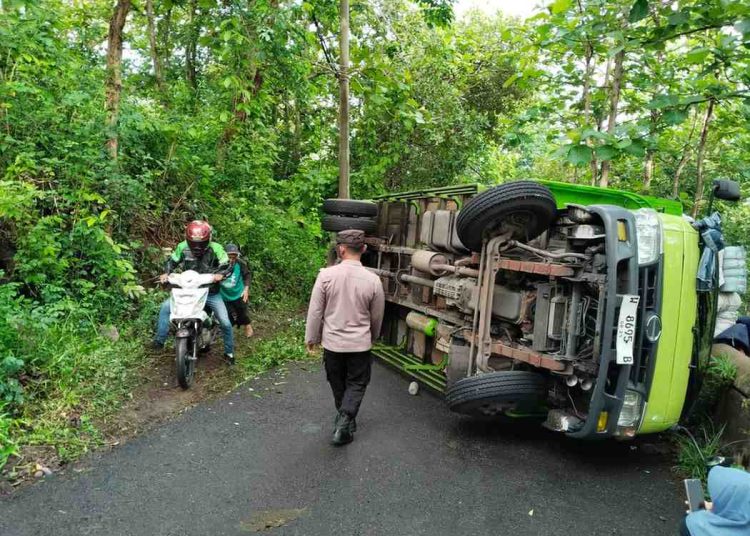 Truk Bermuatan 4 Ton Plastik Terguling di Jalur Tanjakan Jatiroto Wonogiri