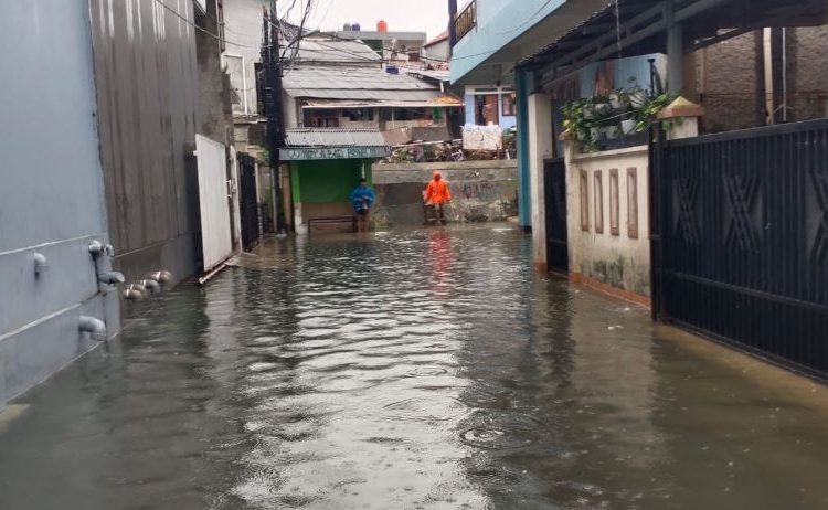 Banjir Tipala, Warga Jakarta Timur Siaga Hadapi Air Naik