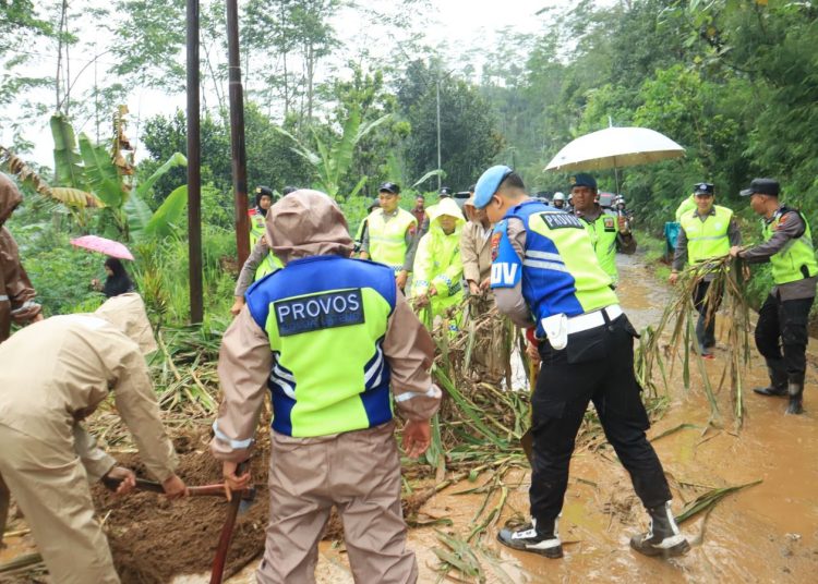 Kapolres Wonosobo Pimpin Penanganan Longsor di Mojosari