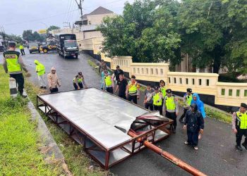 Diterpa Angin Kencang, Baliho Besar di Ngadirojo Roboh dan Tutup Badan Jalan