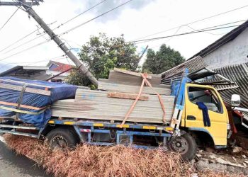 Truk Oleng Hantam Rumah Warga dan Tiang Listrik di Wonogiri