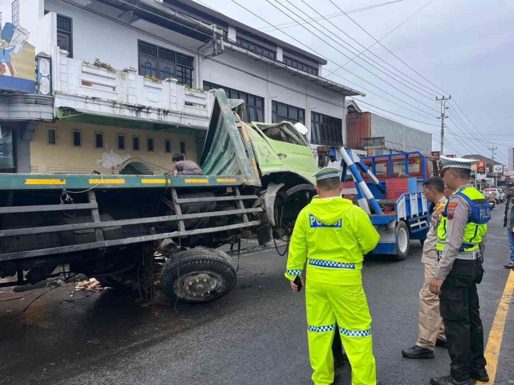 Rem Blong, Truk Tronton Bermuatan Keramik Hantam Sejumlah Kendaraan di Simpang Kertek Wonosobo