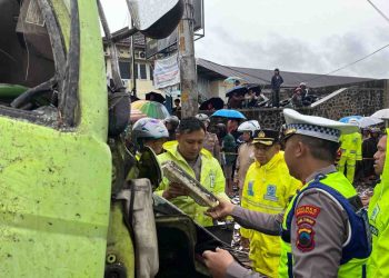 Rem Blong, Truk Tronton Bermuatan Keramik Hantam Sejumlah Kendaraan di Simpang Kertek Wonosobo