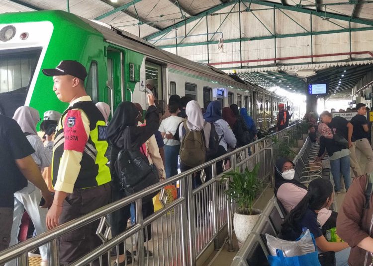 Lonjakan Penumpang KA Lokal Bias Selama Nataru Tembus 148 Persen, Kereta–Bandara Jadi Pilihan Utama Masyarakat