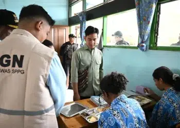 Wapres Gibran Pantau Program Makan Bergizi Gratis di SMA Negeri 1 Wamena, Tegur Petugas Soal Kualitas Menu