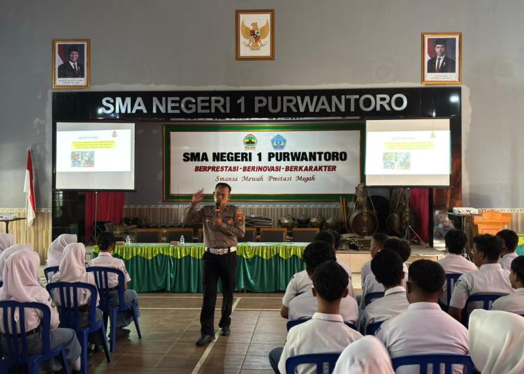 Satlantas Polres Wonogiri Sosialisasikan Keselamatan Lalu Lintas di SMAN 1 Purwantoro