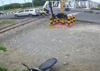 Nyaris Tertabrak Kereta, Mobil Mogok Diselamatkan Kabid Humas Polda Jateng