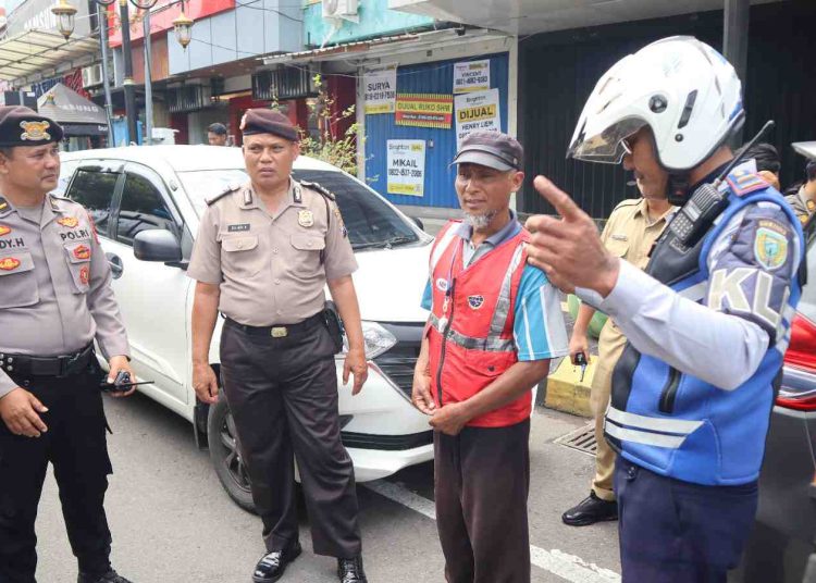 Polres Madiun Kota Bersama Dishub dan Satpol PP Tertibkan Parkir Liar