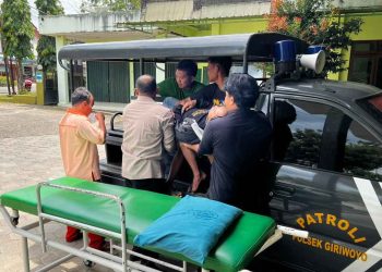 Kecelakaan Motor dan Mobil Terjadi di Giriwoyo, Pengendara Dilarikan ke Rumah Sakit