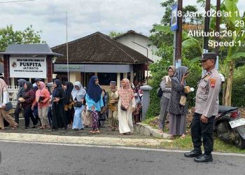 Polsek Jatiroto dan Koramil Amankan Penyaluran Program Indonesia Pintar di Wonogiri