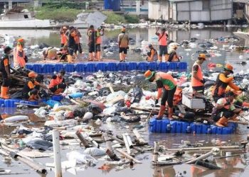 137 Ton Sampah Menumpuk di Tanggul Laut Muara Baru, DLH DKI Usut Pembuangan Ilegal