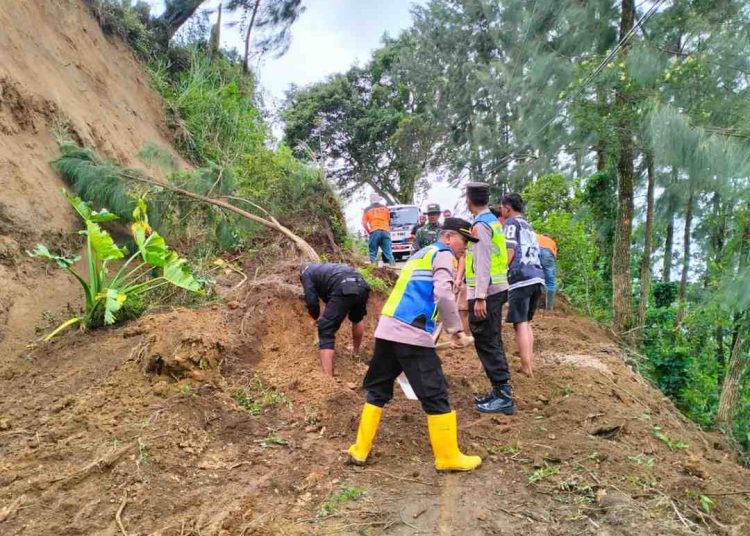 Tebing Longsor Tutupi Jalur Alternatif Selo-Ampel, Arus Lalu Lintas Sempat Terganggu