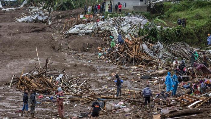 Longsor Terjang Cisarua Bandung Barat, 82 Orang Masih Dicari