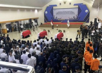 Menteri KP Sakti Wahyu Trenggono Pingsan Saat Upacara Pelepasan Korban Jatuhnya Pesawat ATR