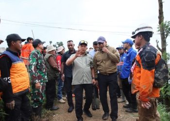 Tinjau Longsor di Bandung Barat, Mendagri Dorong Relokasi Warga dan Penguatan Tata Ruang